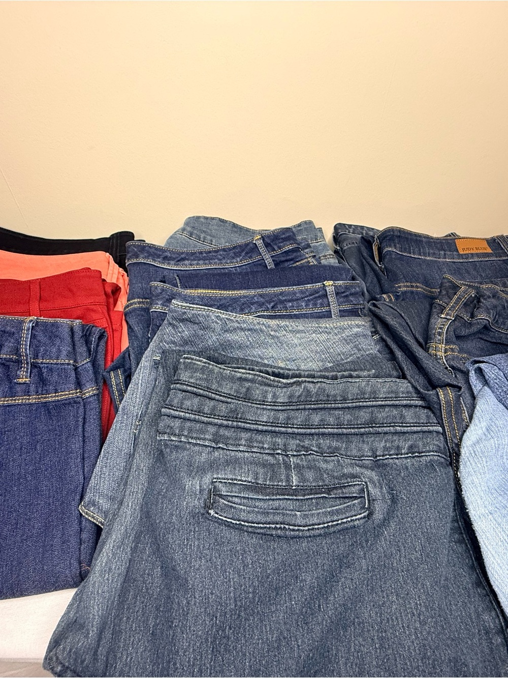 Lot of 19 pairs of pants/jeans. All are size 18. Some are new and some are used.